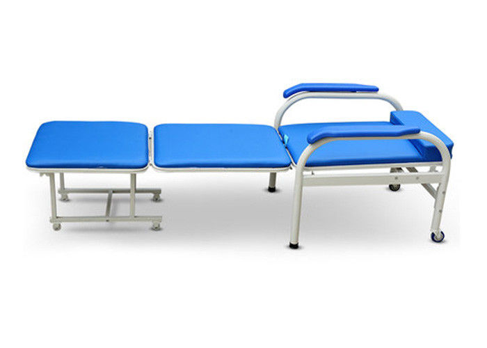 Letto relativo piegante medico con la sedia per la stanza del paziente ricoverato