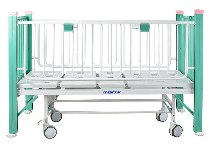 Un letto pediatrico medico manuale di due funzioni con le battagliole d'acciaio smaltate