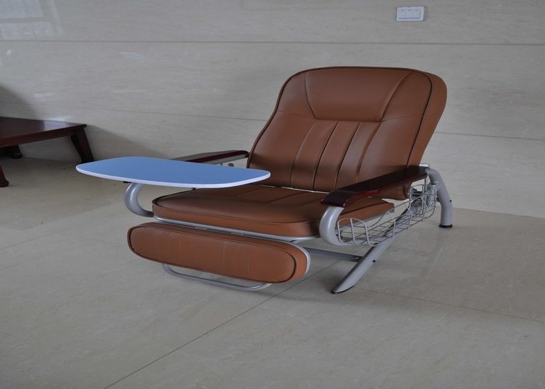 La mobilia manuale dell'ospedale presiede la sedia della trasfusione con la Tabella girante