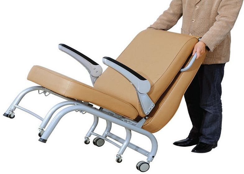 Sedia della traversina/sedia a rotelle adagiantesi mediche sedia di Geri per la persona di cura