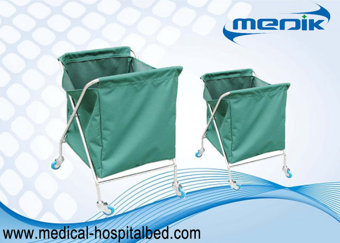Carrelli clinici della lavanderia per la raccolta dell'abbigliamento sporco con una borsa verde